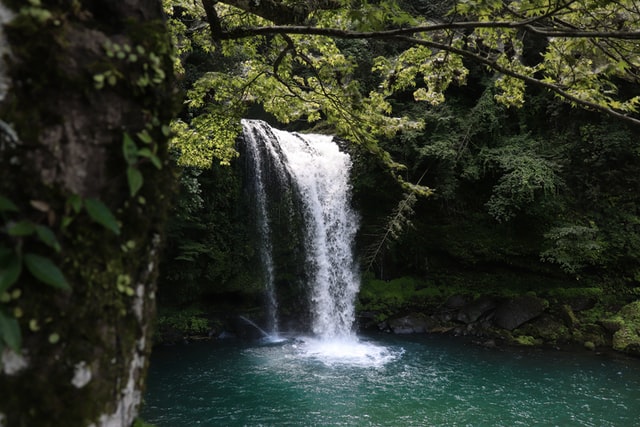 Randonn&eacute;e avec cascade