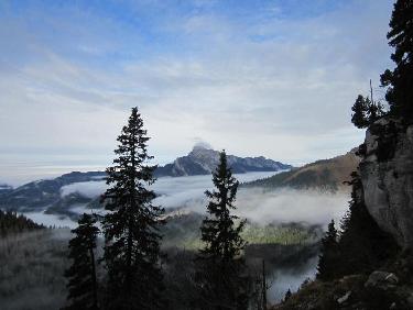 Vue au-dessus des nuages depuis le sommet de la Dent de Crolles